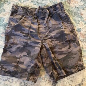 Gap Kids gray printed camo shorts Size M 8